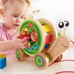 Trekfiguur Hape: Walk-a-Long Snail -Kinder Speelgoeds Winkel houten trekdier hape walk a long slak 2