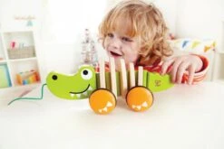 Trekfiguur Hape: Walk-a-Long Crocodile -Kinder Speelgoeds Winkel houten trekdier hape walk along crocodile 2